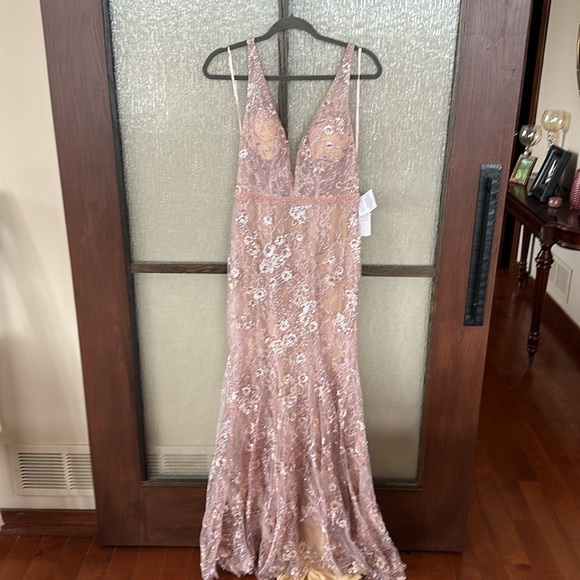 Mac Duggal FLORAL EMBELLISHED SLEEVELESS PLUNGE NECK GOWN rose pink size 16 - Picture 5 of 14